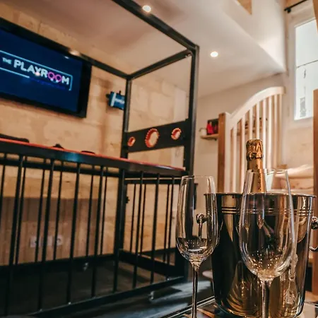 Playroom Avec Salle De Jeux Pour Adultes Et Lit A Eau Chauffant Liefdeshotel Bordeaux