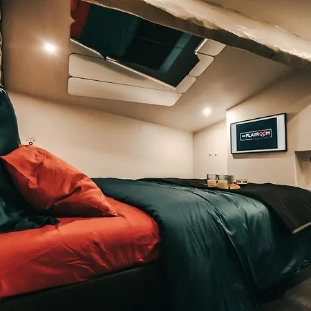 Playroom Avec Salle De Jeux Pour Adultes Et Lit A Eau Chauffant Bordeaux